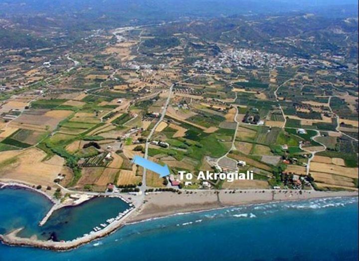 To Akrogiali * Fánai
